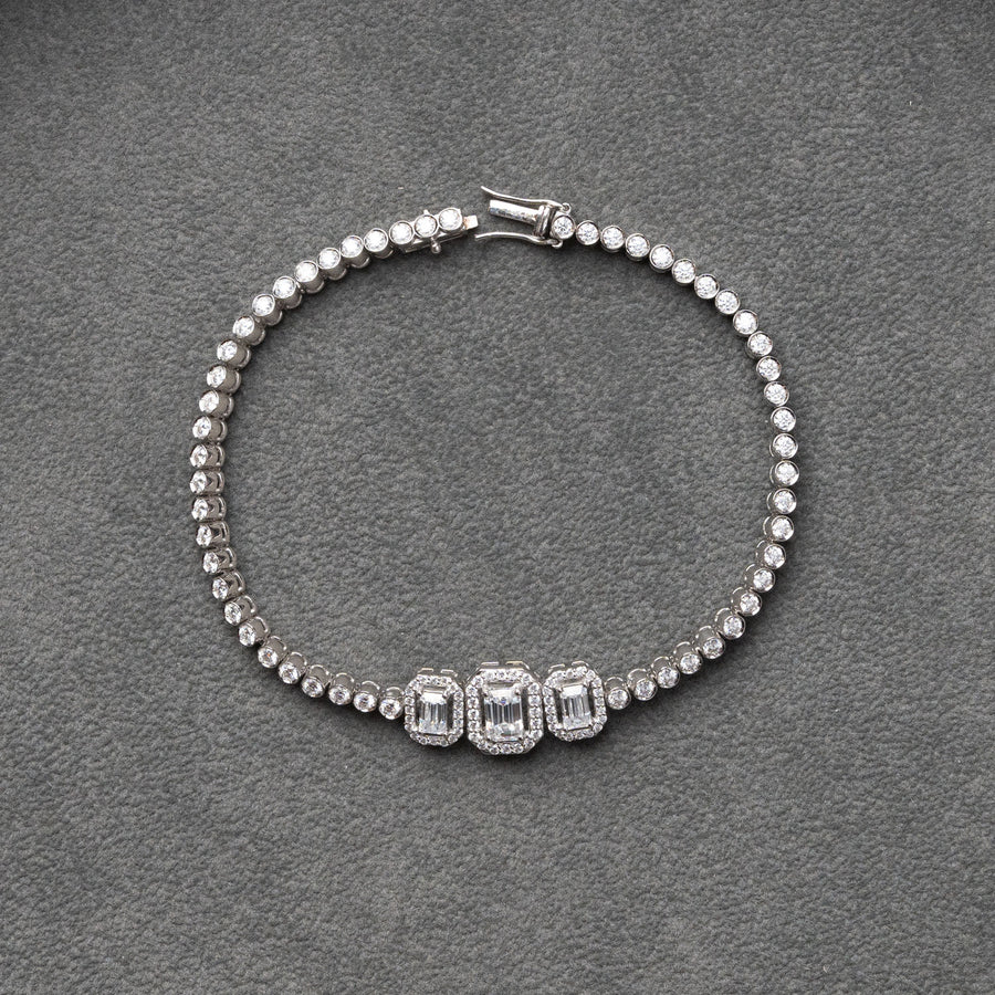 Imperia - Sophisticated Tennis Bracelet Featuring Central Emerald-Cut Lab Grown Diamond Stones in 18ct Gold