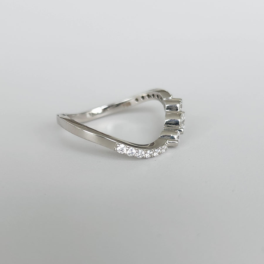 Curva Elegante - Feminine Curved 18ct Gold Ring with Lab Grown Diamonds Gems