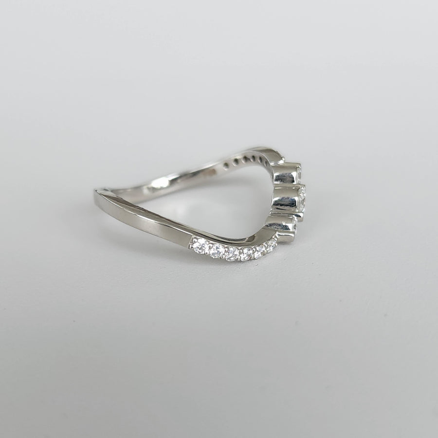 Curva Elegante - Feminine Curved 18ct Gold Ring with Lab Grown Diamonds Gems