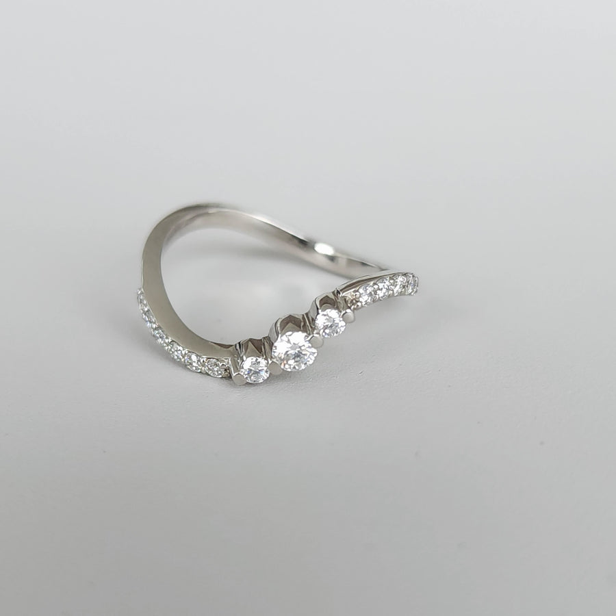 Curva Elegante - Feminine Curved 18ct Gold Ring with Lab Grown Diamonds Gems