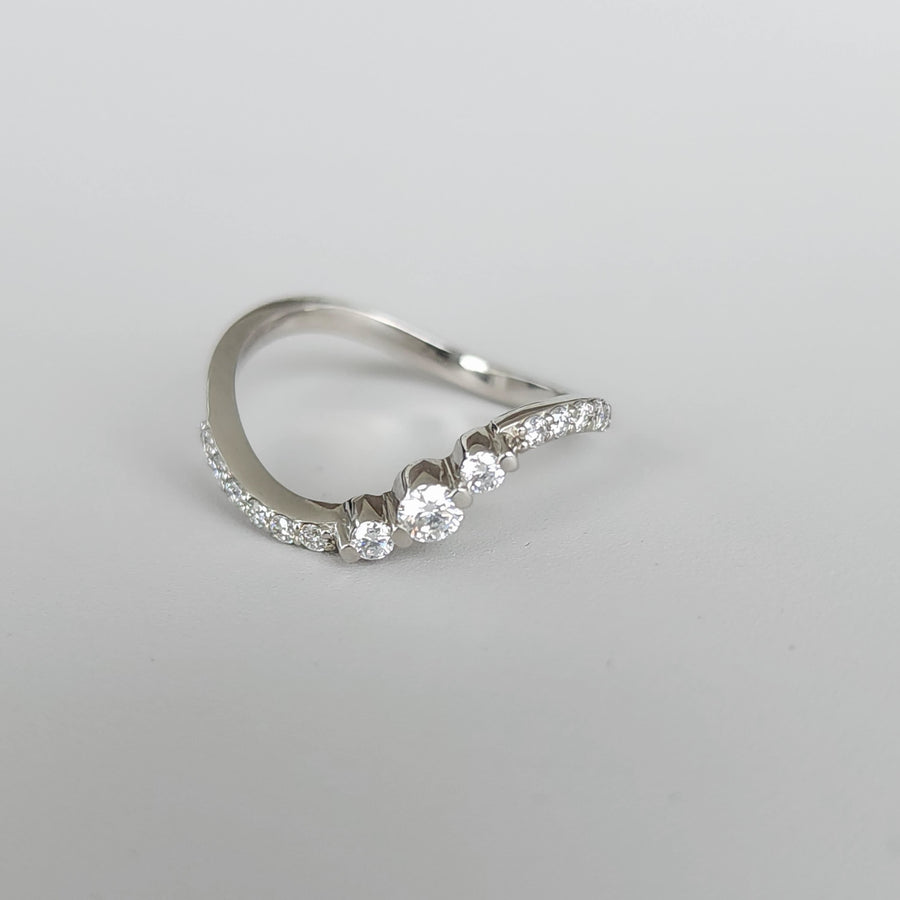 Curva Elegante - Feminine Curved 18ct Gold Ring with Moissanite Gems