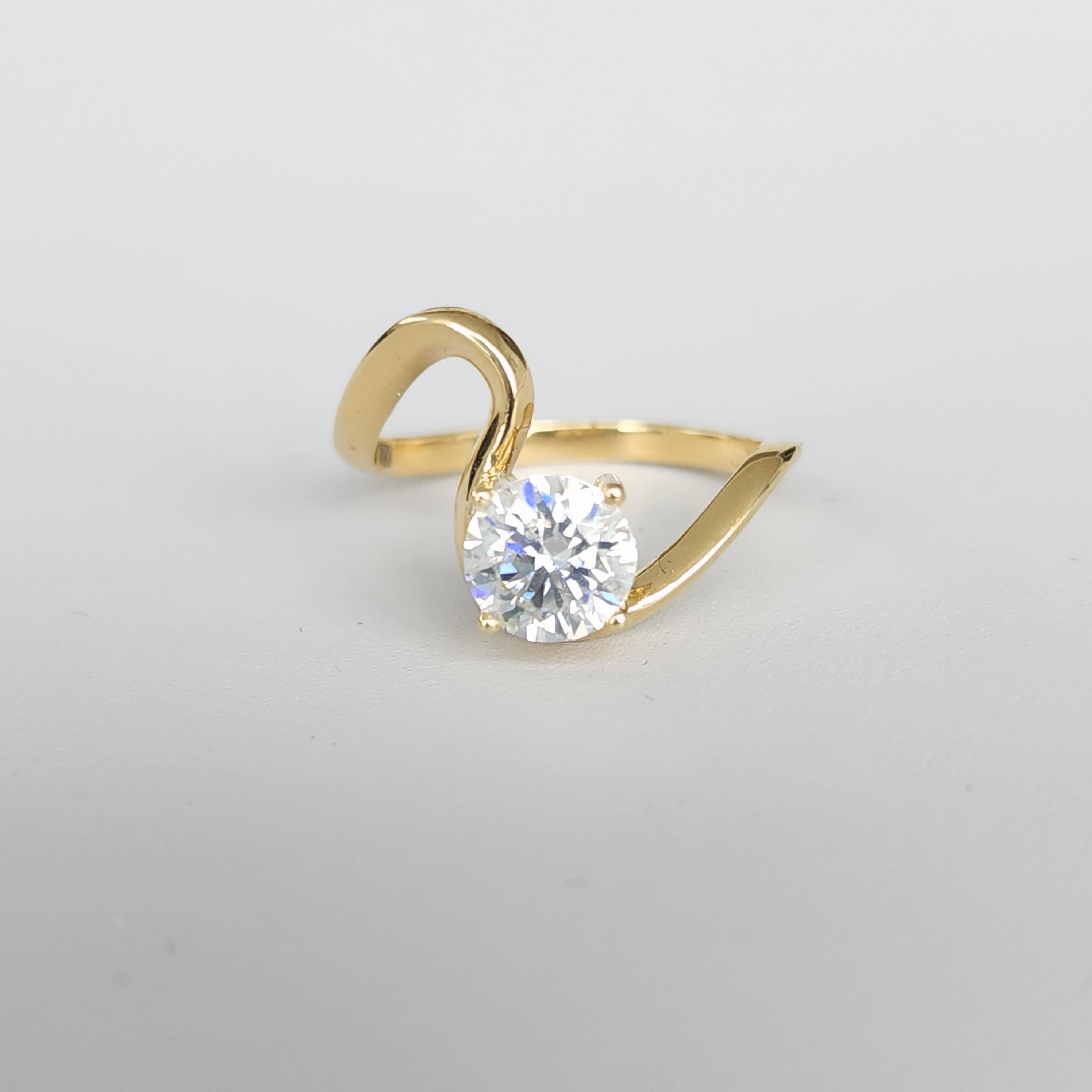 Curva Scintillante - 18K Gold Lab Grown Diamonds Curved Shank Engagement Ring