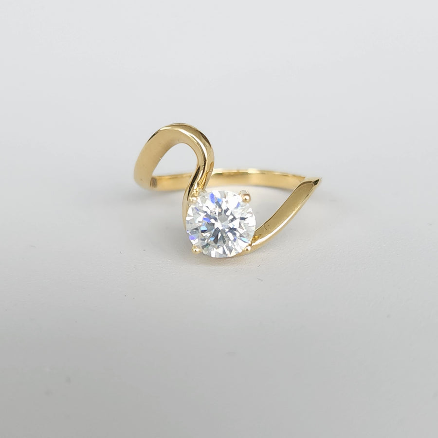 Curva Scintillante - 18K Gold Lab Grown Diamonds Curved Shank Engagement Ring