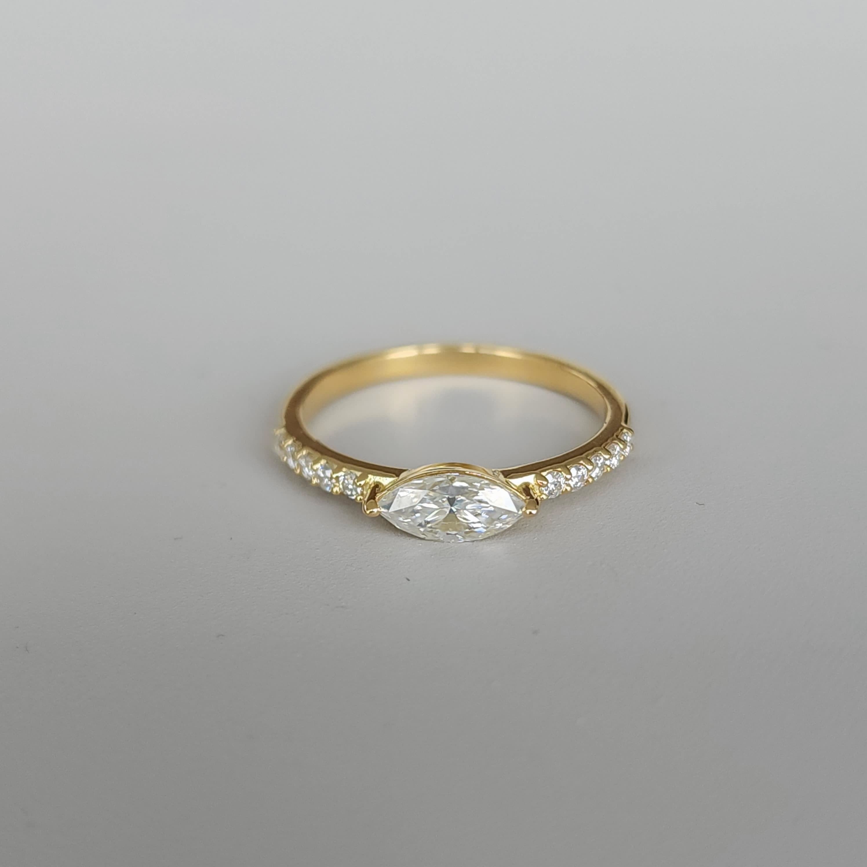 Luna Inclinata set - Marquise Lab Grown Diamond Ring Set