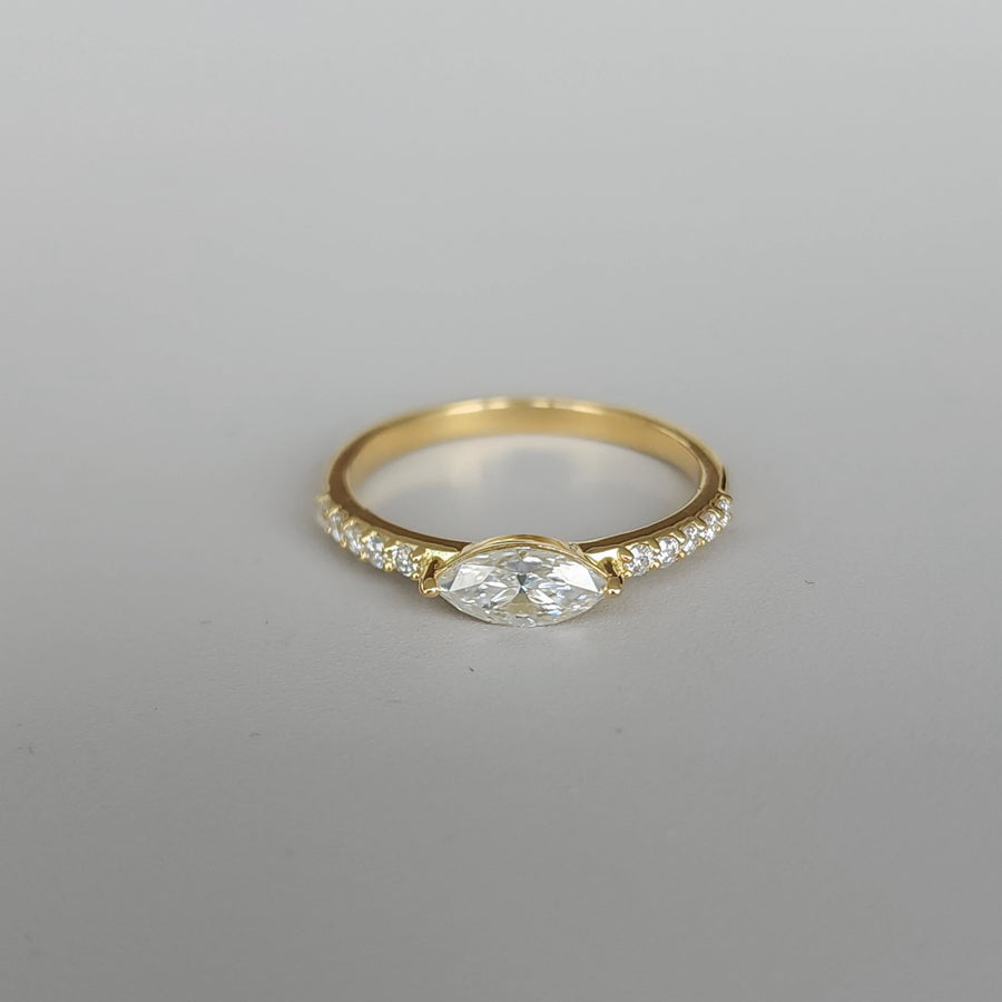 Luna Inclinata set - Marquise Lab Grown Diamond Ring Set