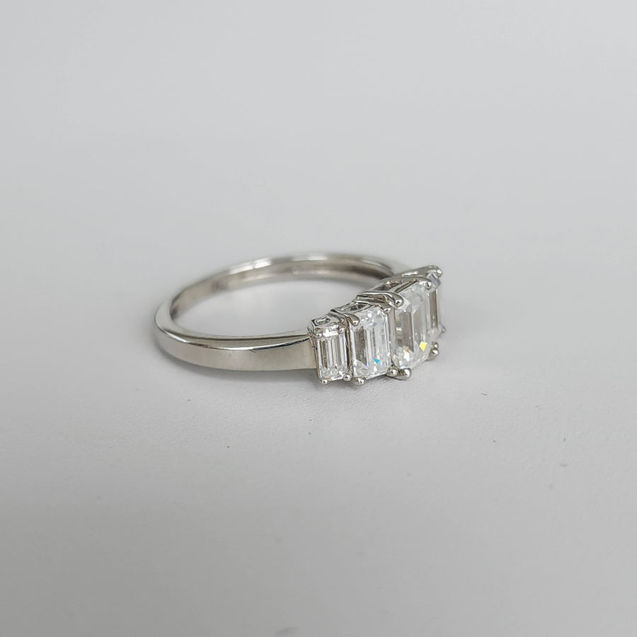 Sogno - Endlessly Feminine 5-stone Lab Grown Diamonds 18ct Gold Ring