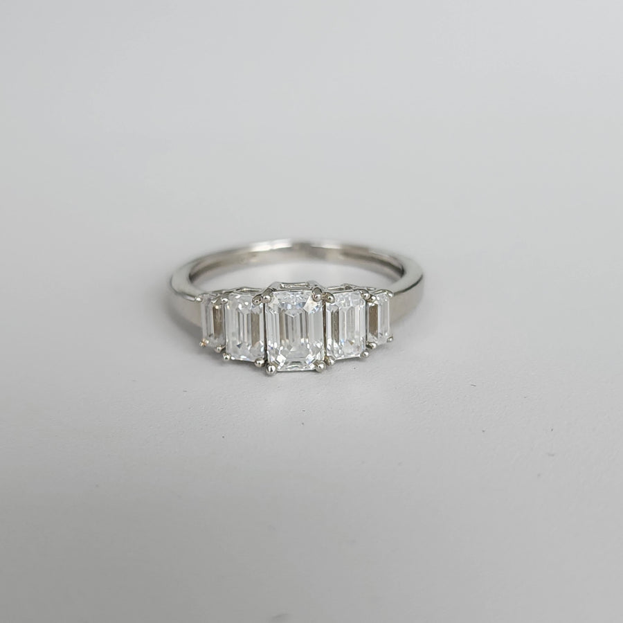 Sogno - Endlessly Feminine 5-stone Lab Grown Diamonds 18ct Gold Ring