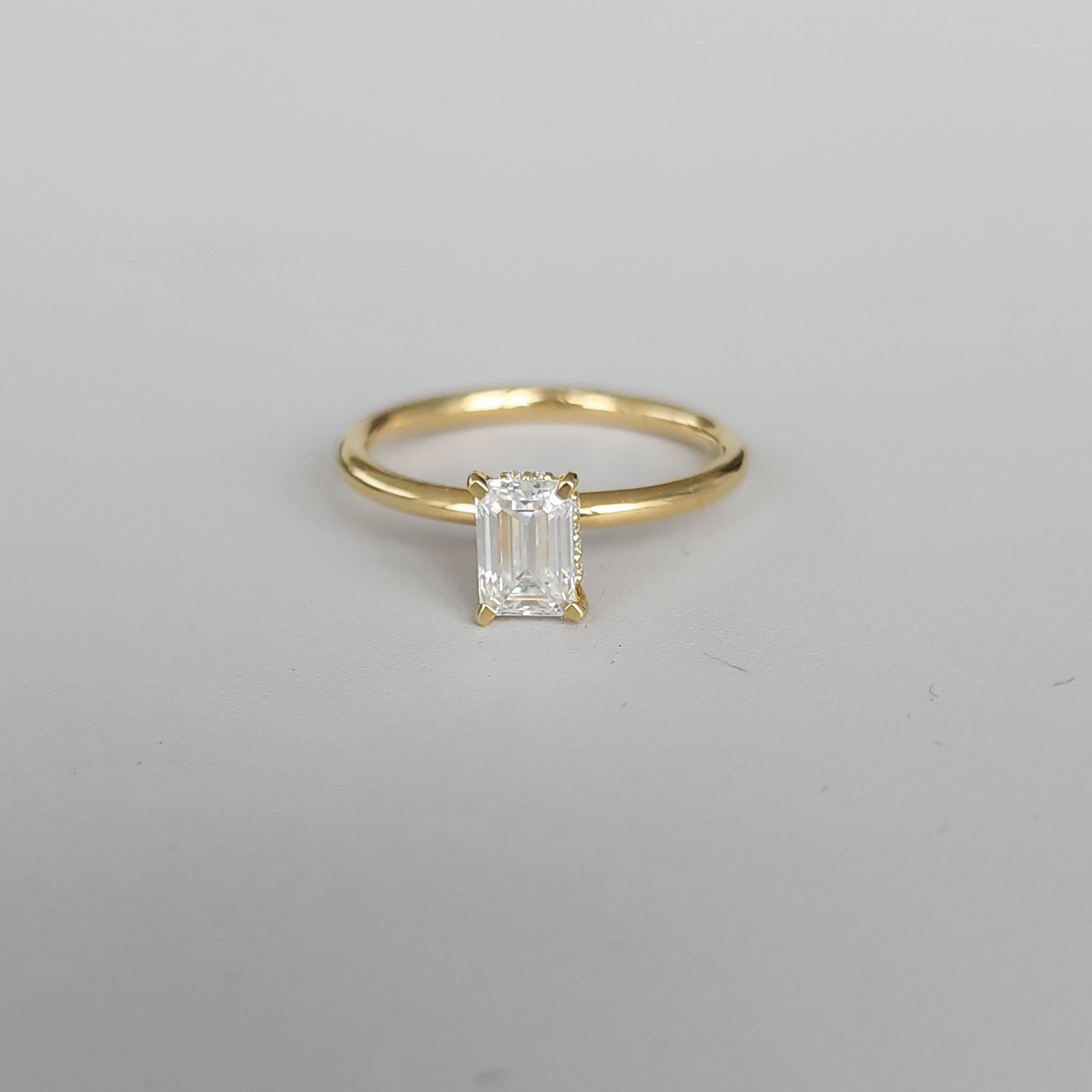 Solitario Smeraldo - 18K Gold Emerald Cut Solitaire Engagement Lab Grown Diamonds Ring