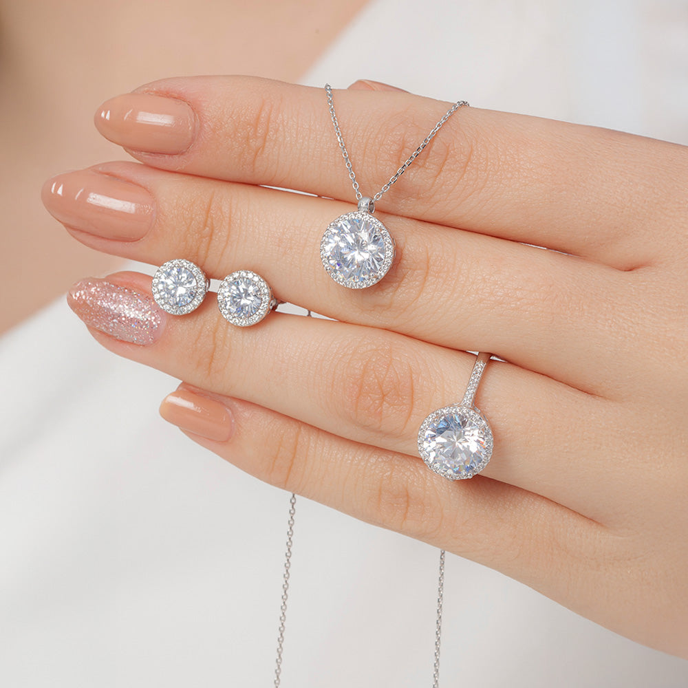 The Art of Choosing the Perfect Engagement Ring: A Guide for the Modern Couple