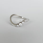Curva Elegante - Bague féminine incurvée en or 18 carats avec pierres précieuses moissanite