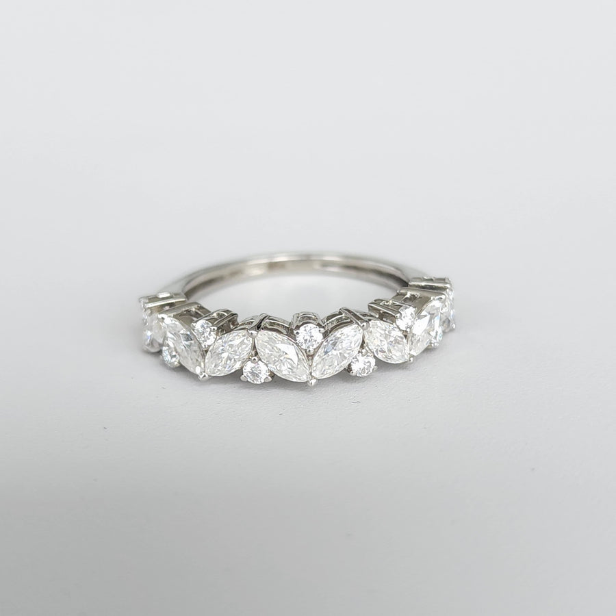 La Signora - Cluster de pierres précieuses de moissanite demi-éternité dans une bague en or 18 carats