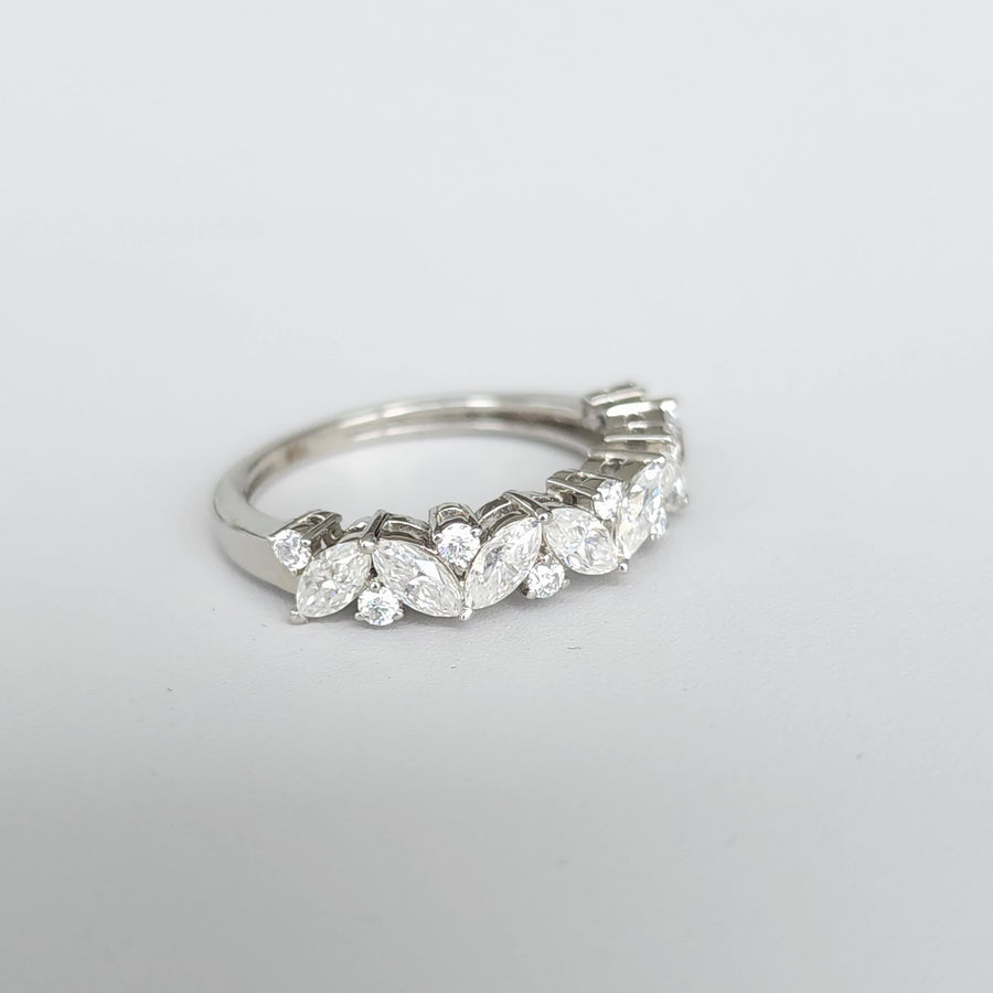 La Signora - Cluster de pierres précieuses de moissanite demi-éternité dans une bague en or 18 carats