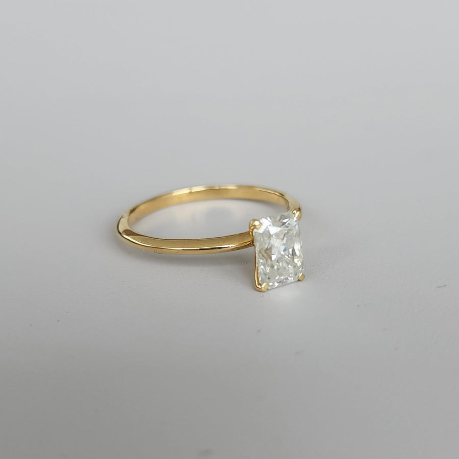 Luminosita Radiante - Solitaire Ring with 0.6 carat Moissanite