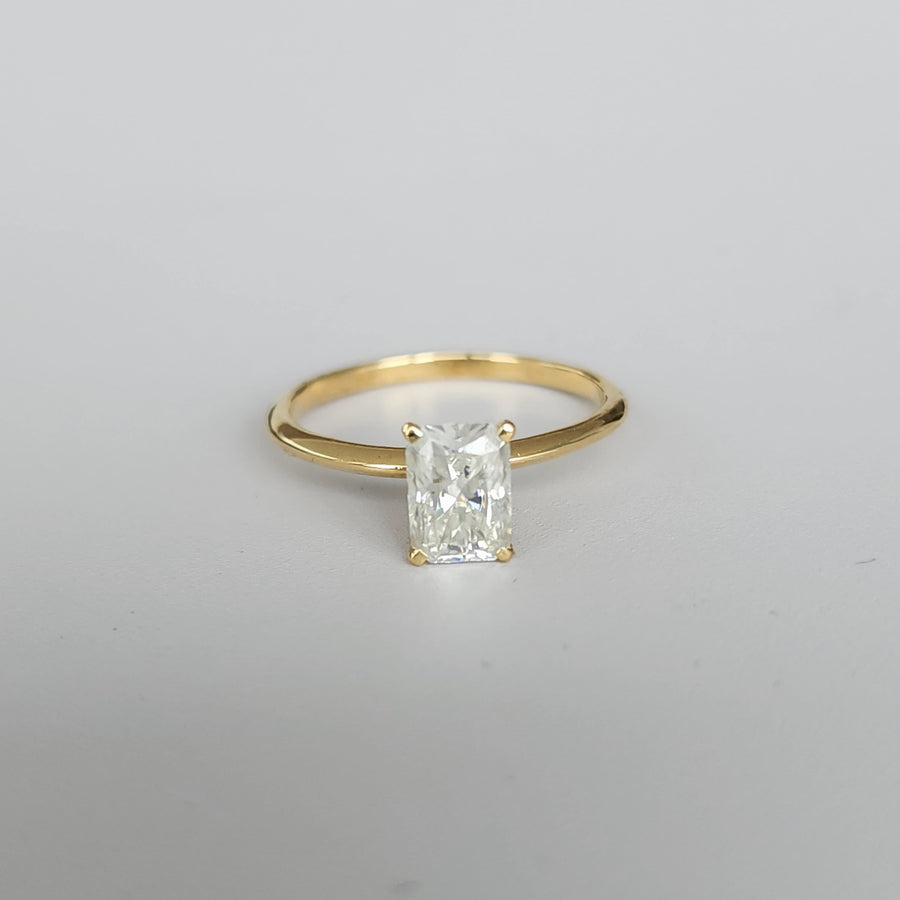 Luminosita Radiante - Solitaire Ring with 0.6 carat Moissanite