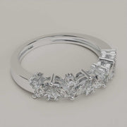 La Signora - Cluster de pierres précieuses de moissanite demi-éternité dans une bague en or 18 carats